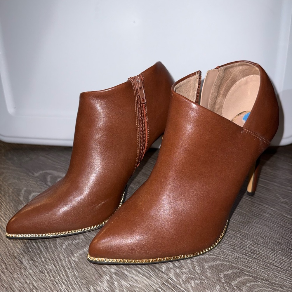 BCBG Brown Ankle Boots Heels size 7.5
